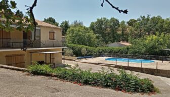 Vue d&rsquo;ensemble villa + piscine