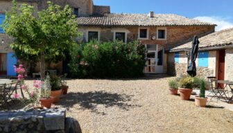Cour des gîtes La Guérine