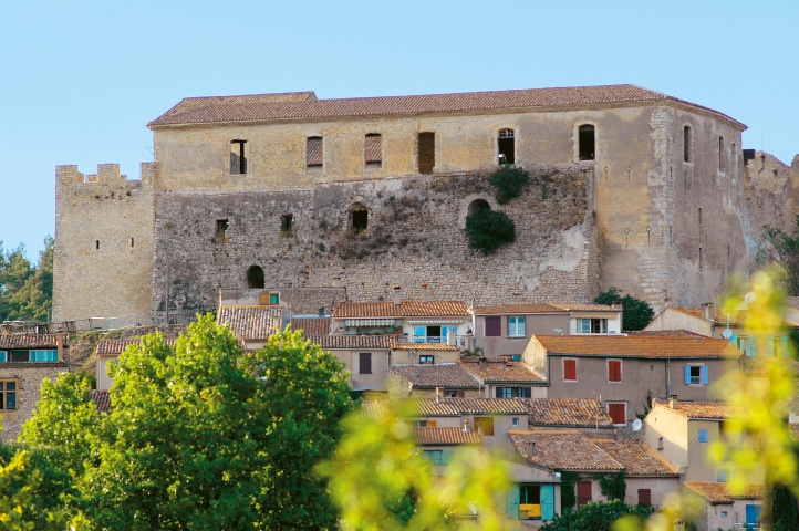 Visiter Gréoux-les-Bains lors de votre séjour dans les Alpes de Haute-Provence.