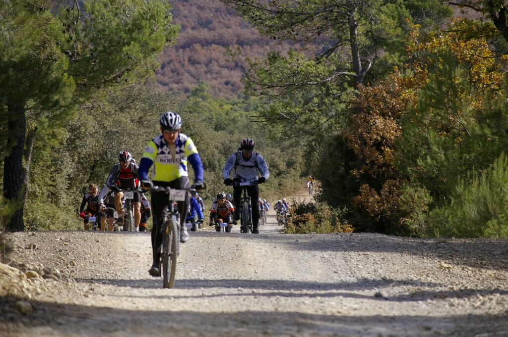 La course VTT "Rando d'Or" Verdon des Collines au départ de Gréoux-les-Bains dans les Alpes de Haute-Provence