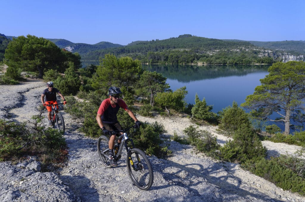 Faire du VTT dans le Verdon, parcours vélo au bord du lac d'Esparron de Verdon. Site VTT FFC Provence Verdon