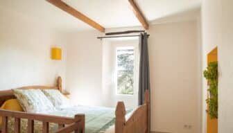 The bedroom/la chambre